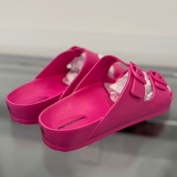 Prettylittle Thing Bright Pink Wide Fit Rubber Buckle Footbed Slides NEW - Picture 3 of 6